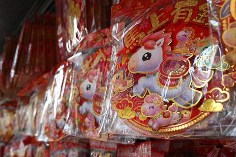 Ein Dekoartikel in Pferdform: Im Jahr 2026 beginnt laut dem chinesischen Mondkalender das Jahr des Feuerpferdes