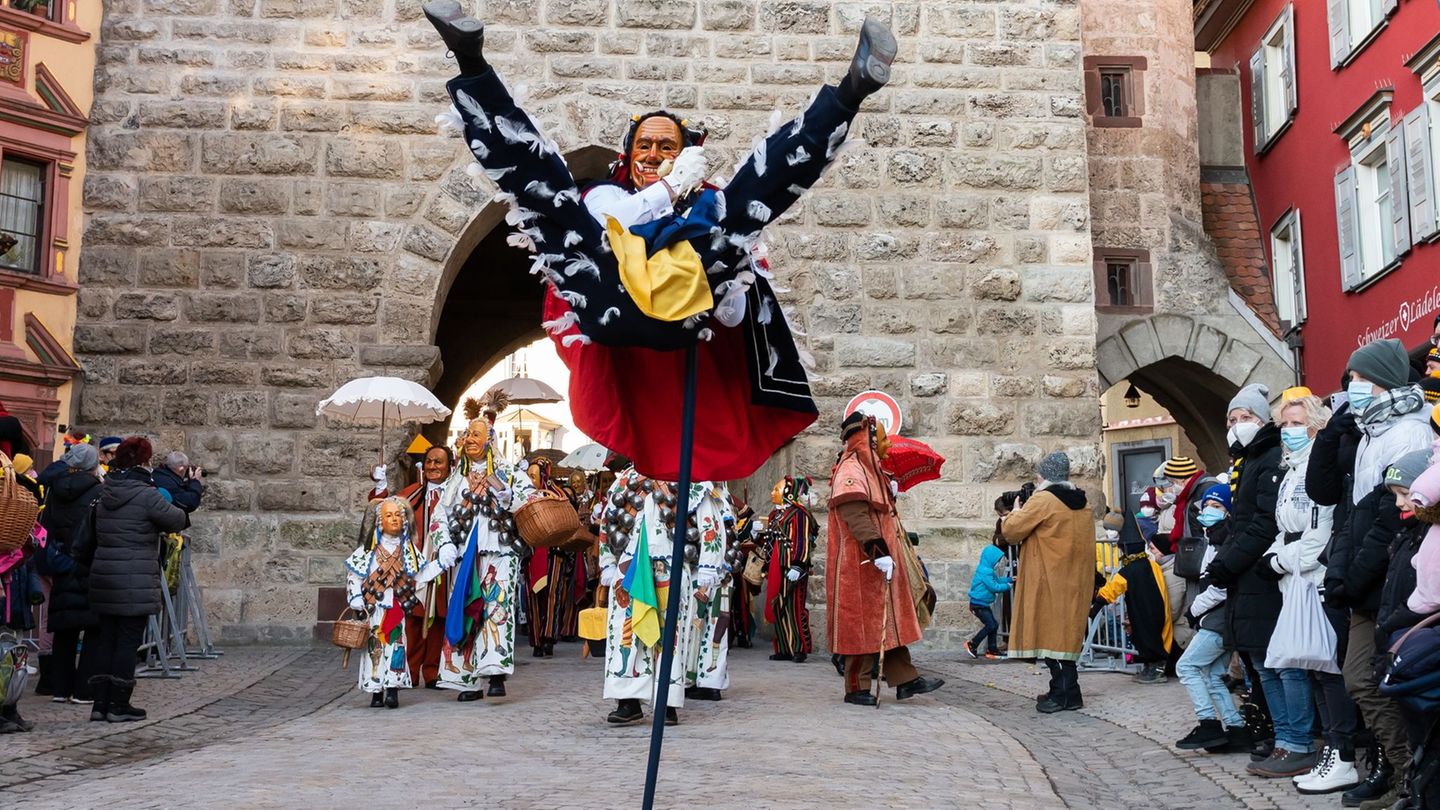 Seit dem frühen Morgen feiern in Rottweil die Narren. Foto: Silas Stein/dpa