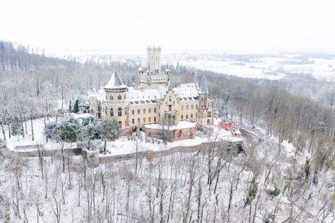 Die Woche beginnt vielerorts mit Schnee wie hier an Schloss Marienburg. Foto: Julian Stratenschulte/dpa