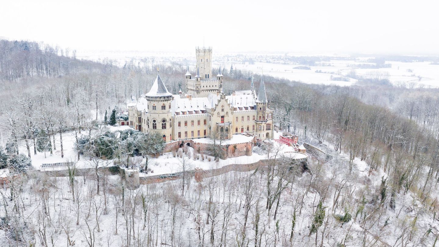 Die Woche beginnt vielerorts mit Schnee wie hier an Schloss Marienburg. Foto: Julian Stratenschulte/dpa