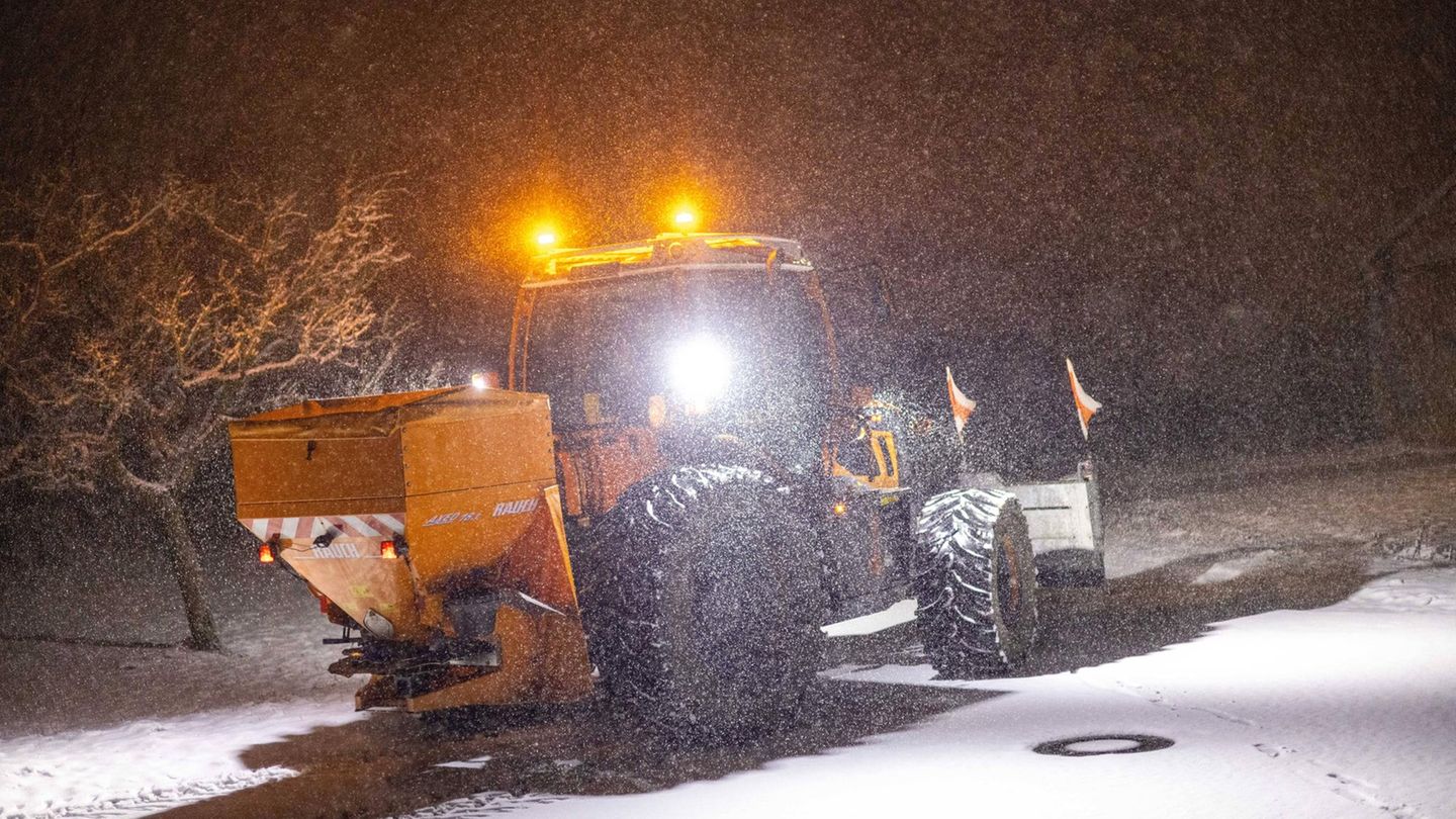 Winterwetter Räumfahrzeug in der Nacht