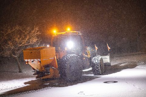 Winterwetter Räumfahrzeug in der Nacht