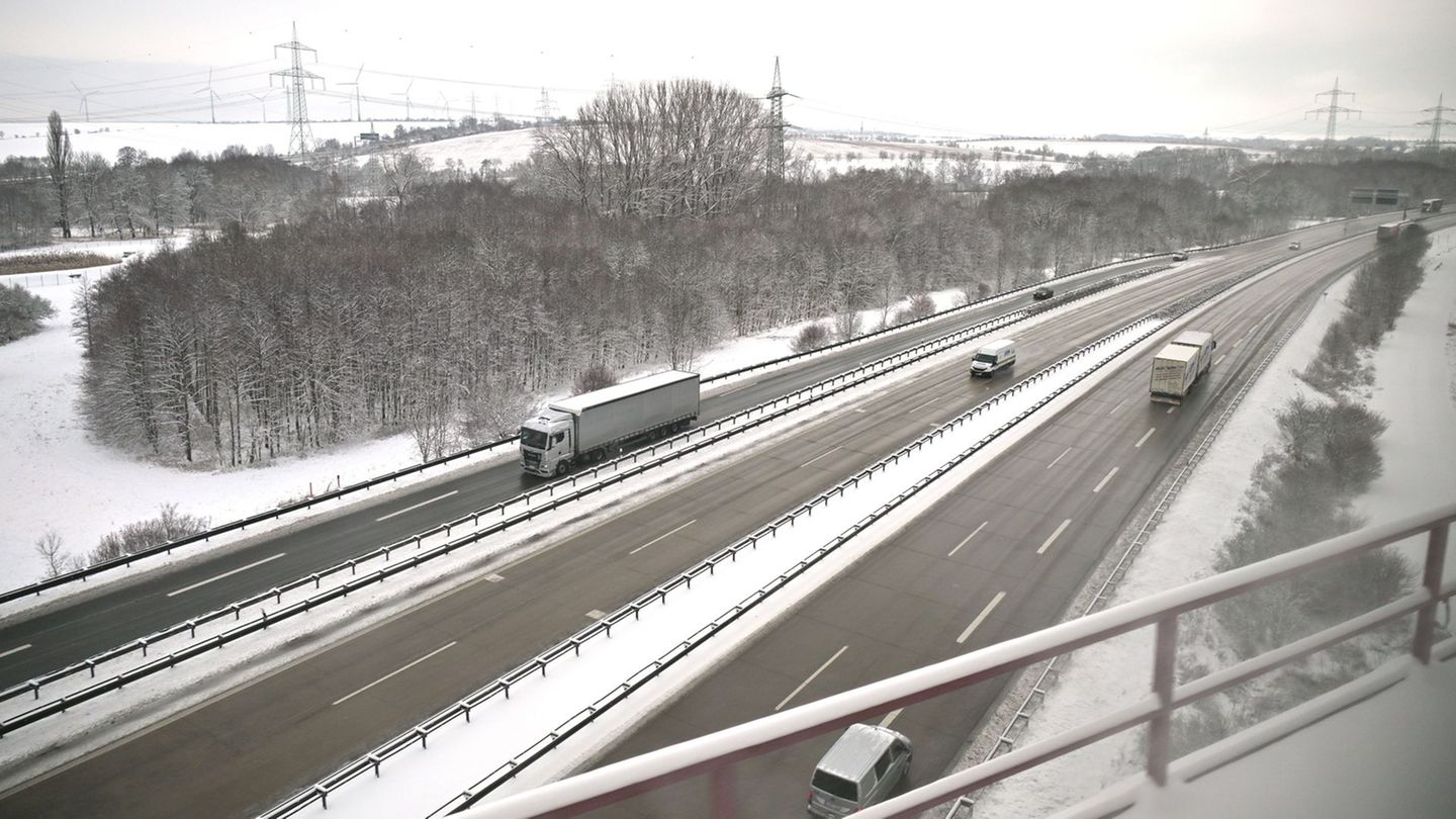 Die Polizei mahnt Autofahrer wegen des Winterwetters zu einer angepassten Fahrweise. (Archivbild) Foto: Martin Schutt/dpa