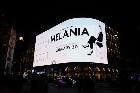 Werbung für den Film "Melania" an einer digitalen Leinwand projiziert