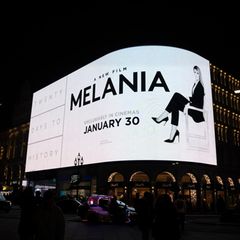 Werbung für den Film "Melania" an einer digitalen Leinwand projiziert