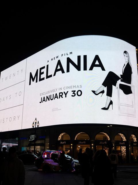 Werbung für den Film "Melania" an einer digitalen Leinwand projiziert