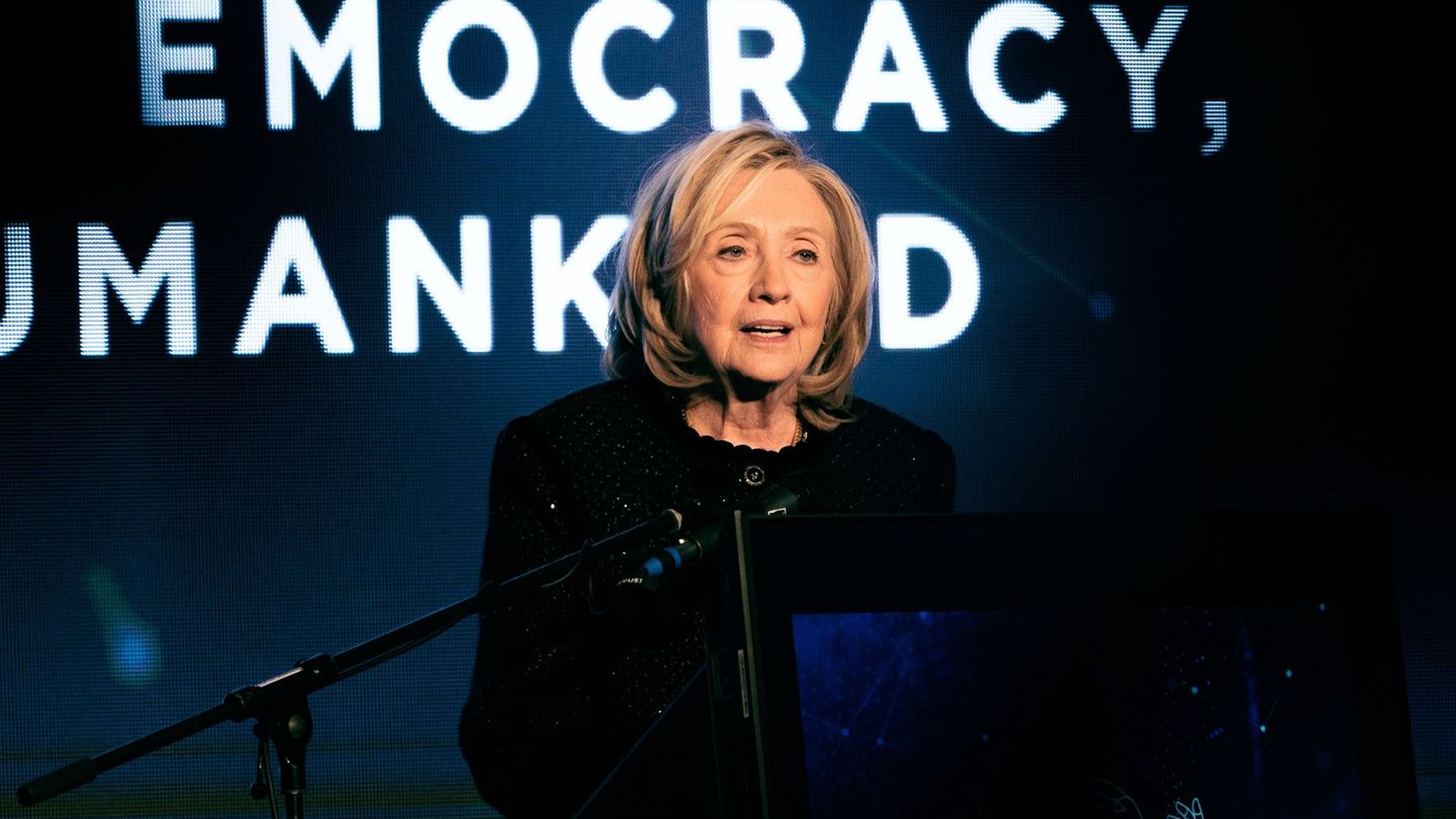 Die frühere US-Außenministerin Hillary Clinton sieht Versuche, für Demokratie und Rechtsstaatlichkeit die Uhr zurückzudrehen. Fo