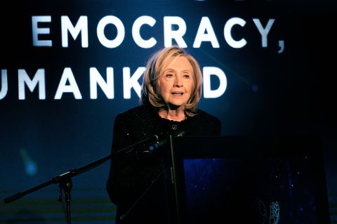 Die frühere US-Außenministerin Hillary Clinton sieht Versuche, für Demokratie und Rechtsstaatlichkeit die Uhr zurückzudrehen. Fo