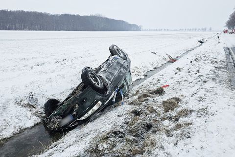 An vielen Orten kam es zu Unfällen - wie hier an der spiegelglatten Landstraße L422 bei Hüpede in der Region Hannover. Foto: ---