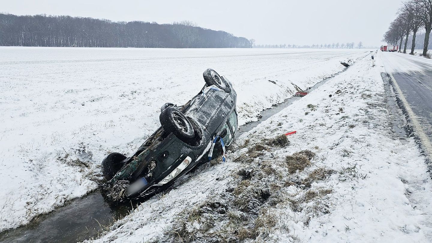 An vielen Orten kam es zu Unfällen - wie hier an der spiegelglatten Landstraße L422 bei Hüpede in der Region Hannover. Foto: ---