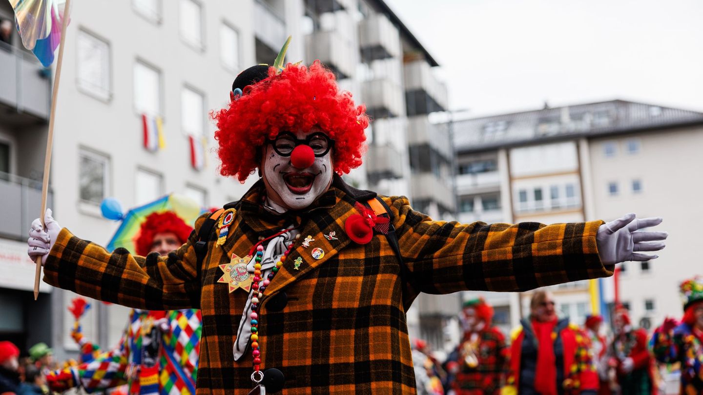 Gute Laune beim Rosenmontagszug in Mainz. Foto: Hannes P. Albert/dpa