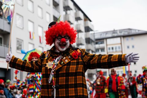 Gute Laune beim Rosenmontagszug in Mainz. Foto: Hannes P. Albert/dpa