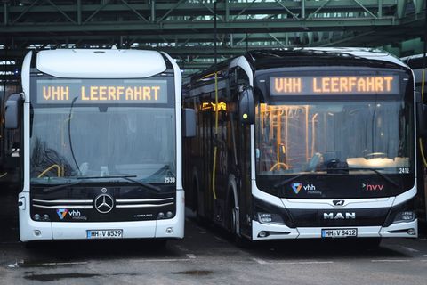 Ein 24-Stunden-Warnstreik wird für Ausfälle bei den Buslinien der VHH sorgen. Foto: Christian Charisius/dpa