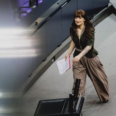 Die Politikerin Heidi Reichinnek auf dem Weg zum Rednerpult im Bundestag.
