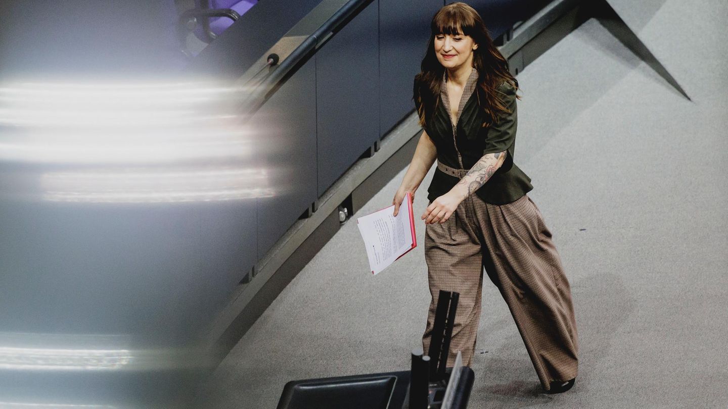 Die Politikerin Heidi Reichinnek auf dem Weg zum Rednerpult im Bundestag.