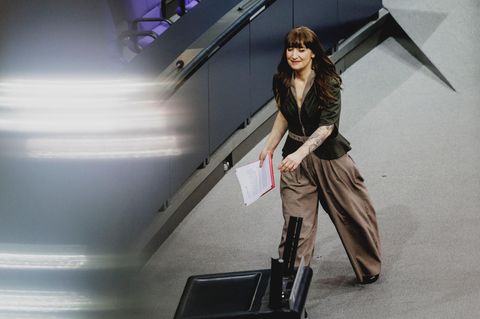 Die Politikerin Heidi Reichinnek auf dem Weg zum Rednerpult im Bundestag.