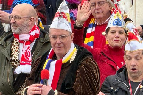 Ministerpräsident Alexander Schweitzer (SPD) schunkelt auf der Ehrentribüne mit. Foto: Bernd Glebe/dpa
