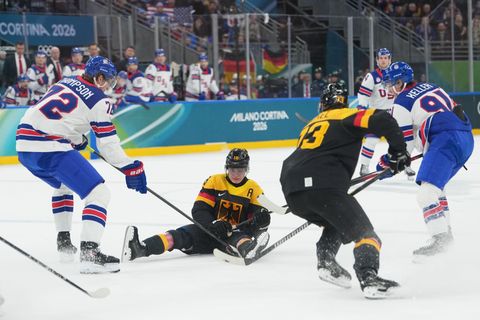 Keine Chance gegen die USA: Das vermeintlich beste deutsche Eishockey-Team jemals funktioniert noch nicht. Foto: Carolyn Kaster/