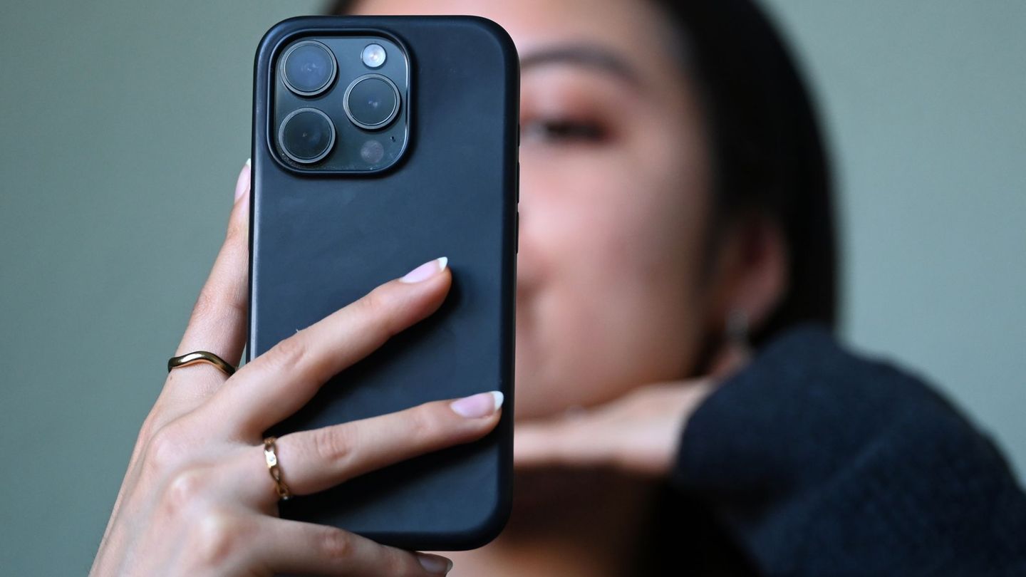 Ein Selfie für die nächste Instagram-Story - das könnte für Kinder- und Jugendliche bis zu einer bestimmten Altersgrenze künftig