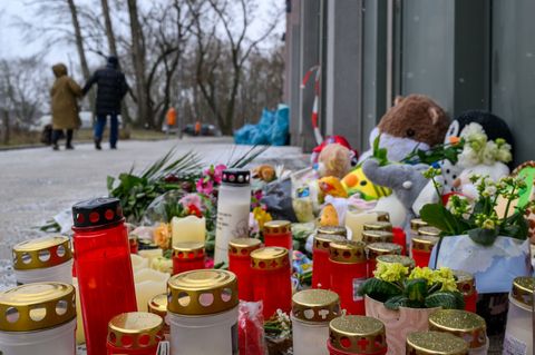 Nach dem tödlichen Brand in einem Berliner Hochhaus drücken Menschen ihr Mitgefühl aus. Foto: Soeren Stache/dpa