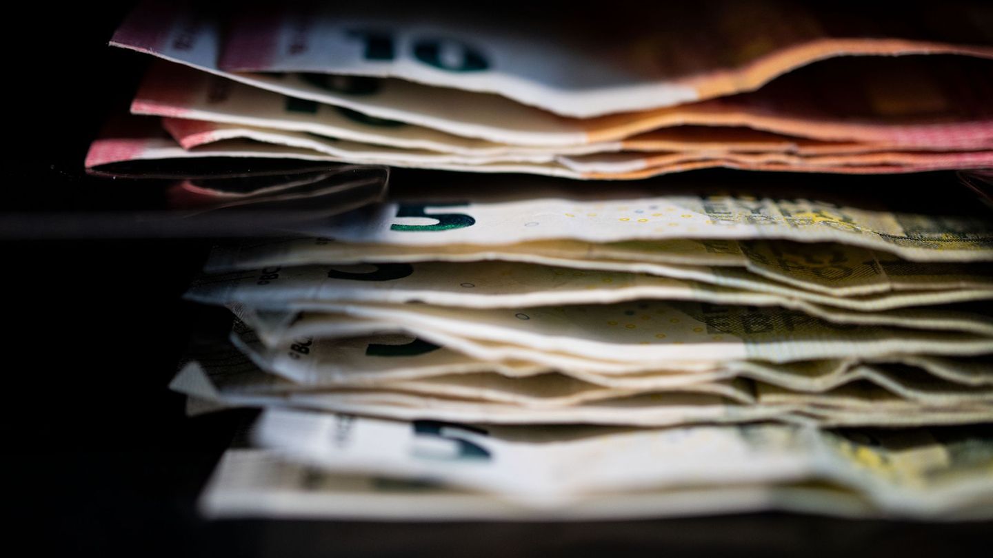 Ein Reisender nach Tschechien hatte mehr als 100.000 Euro Bargeld dabei. (Symbolbild) Foto: Marijan Murat/dpa/dpa-tmn