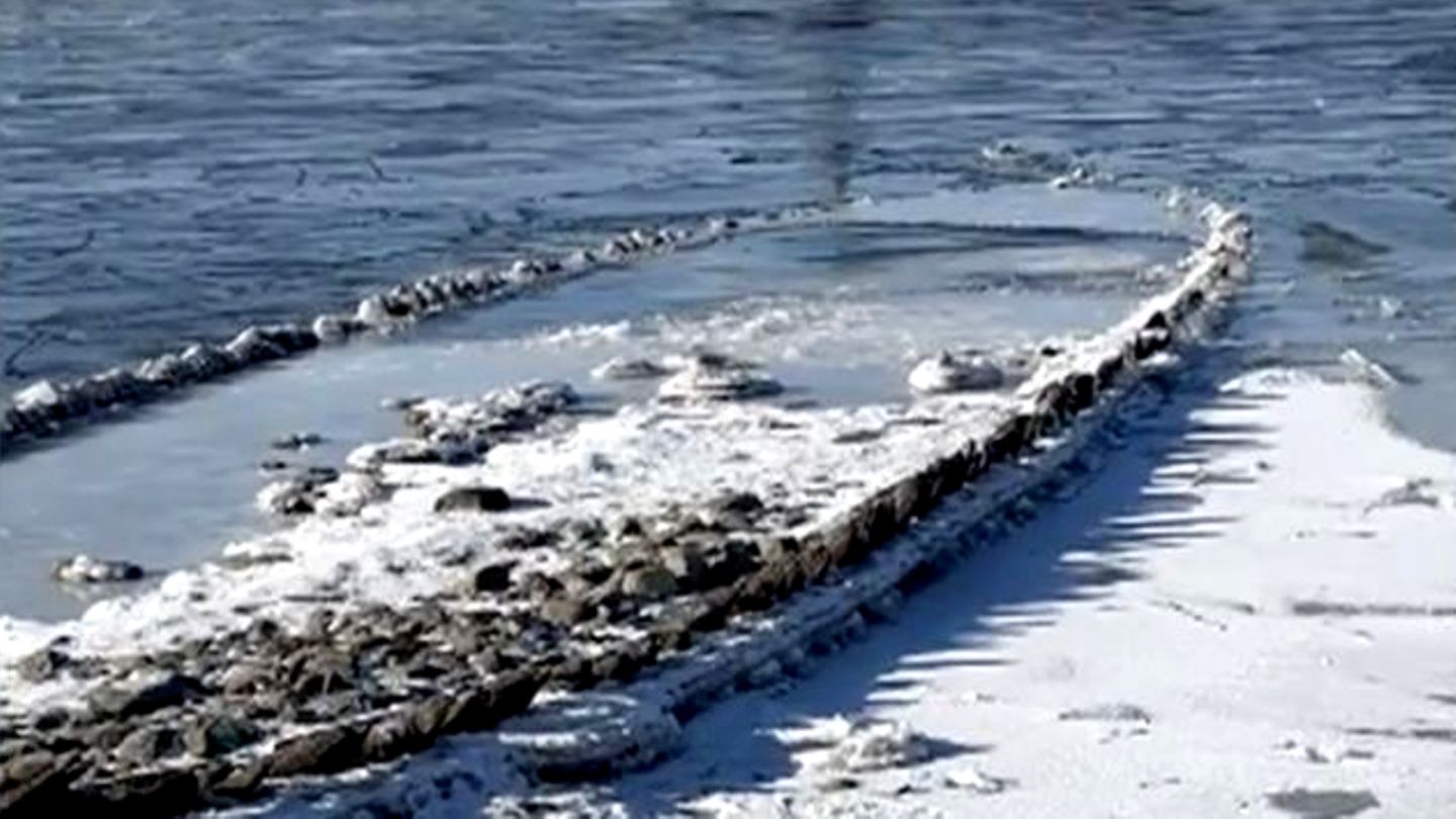 Tiefster Pegel seit 140 Jahren: Rekord-Niedrigwasser legt altes Schiffswrack in Ostsee frei