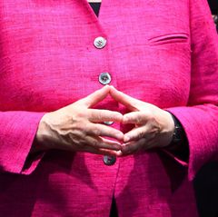 Angela Merkel formt ihre Hände zu einer Raute