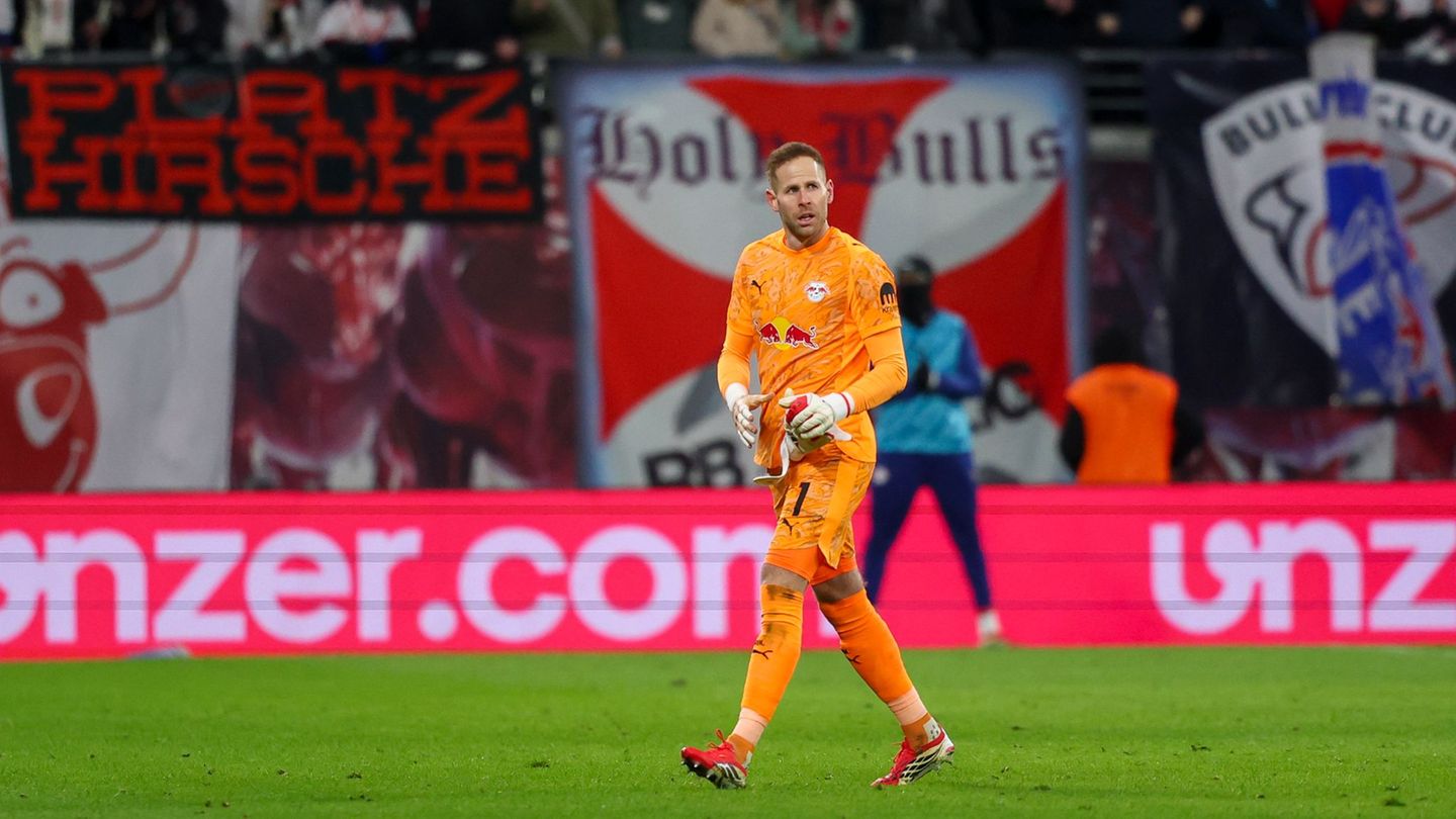 Peter Gulacsi geht im Spiel gegen Wolfsburg verletzt vom Feld. Foto: Jan Woitas/dpa