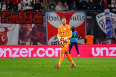 Peter Gulacsi geht im Spiel gegen Wolfsburg verletzt vom Feld. Foto: Jan Woitas/dpa