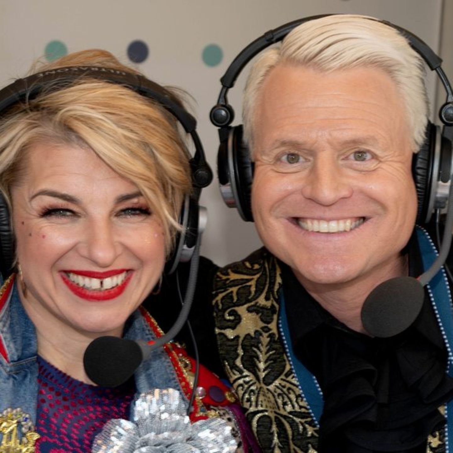 Sabine Heinrich konnte sich nach einem Vorfall beim Kölner Rosenmontagszug erholen und mit Guido Cantz weitermoderieren.