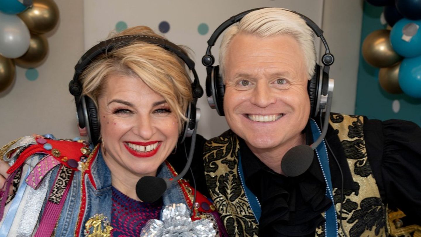 Sabine Heinrich konnte sich nach einem Vorfall beim Kölner Rosenmontagszug erholen und mit Guido Cantz weitermoderieren.