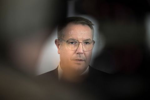 Inhalte in sozialen Medien seien oft manipulierend und polarisierend, sagt Schweitzer. (Archivfoto) Foto: Boris Roessler/dpa