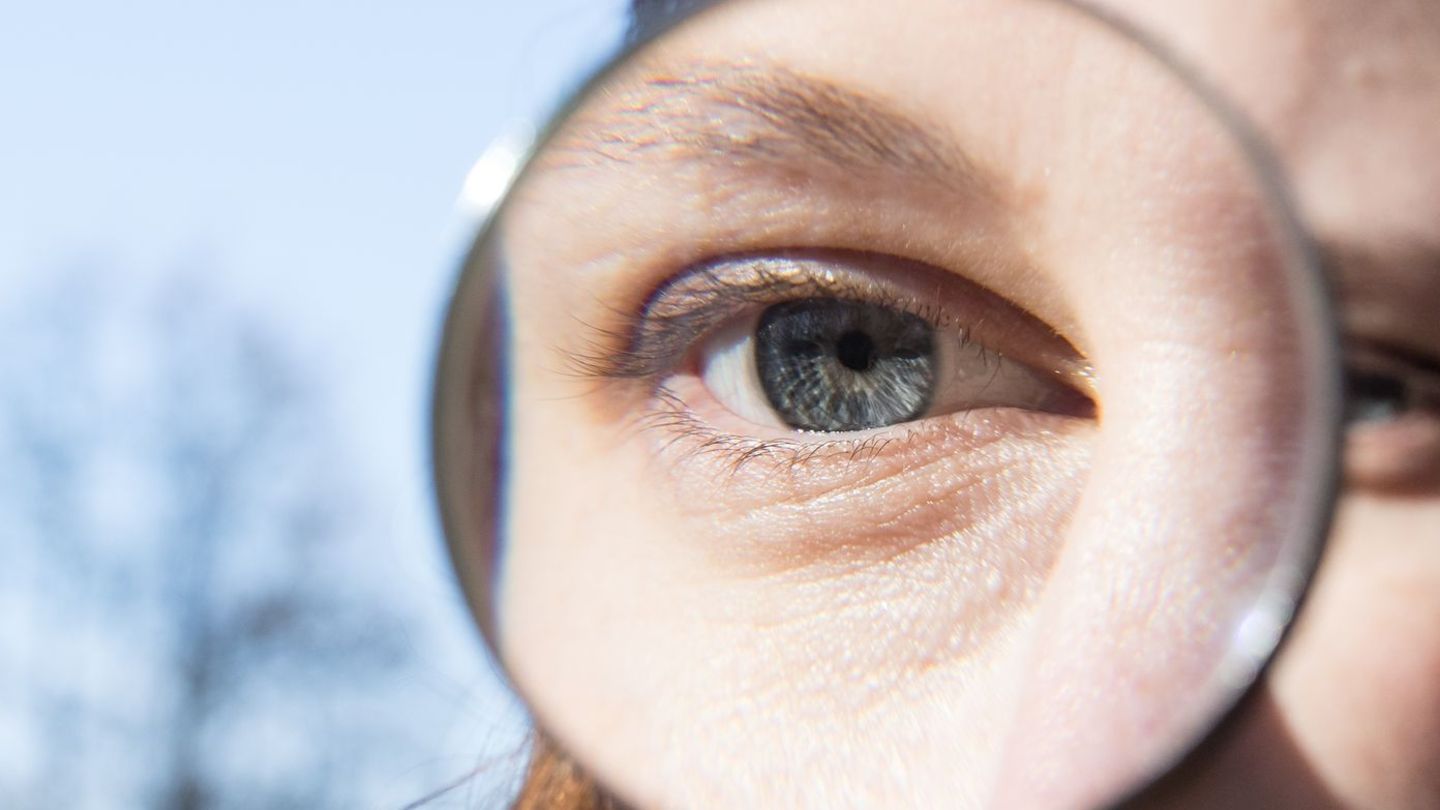 Jean Firma will Augenuntersuchungen erleichtern (Illustration). Foto: Sina Schuldt/dpa