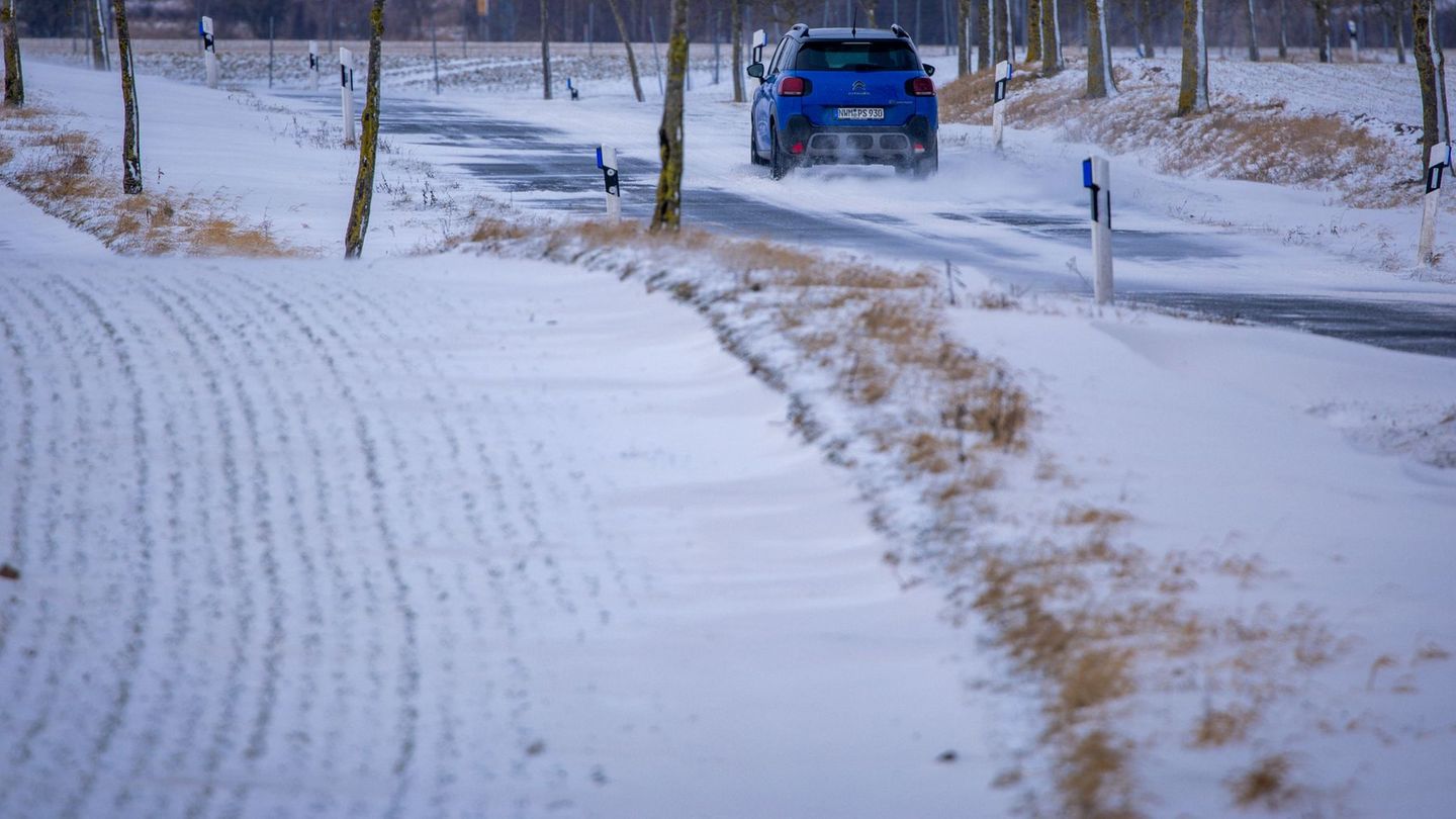 Auf schneeglatter Straße kam es bei Spornitz im Landkreis Ludwigslust-Parchim zu einem Unfall mit drei beteiligten Fahrzeugen. F