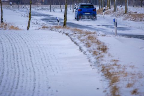 Auf schneeglatter Straße kam es bei Spornitz im Landkreis Ludwigslust-Parchim zu einem Unfall mit drei beteiligten Fahrzeugen. F