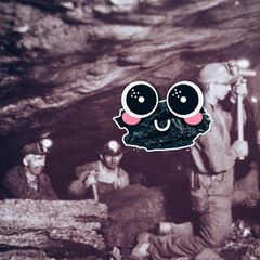 Trumps Coalie: Ein Stück Kohle mit einem süß gezeichneten Gesicht, im Hintergrund eine alte Fotografie von Bergarbeitern.