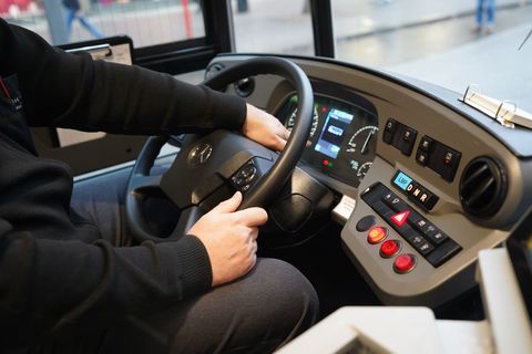 Im Tarifkonflikt gibt es einen Warnstreik bei Teilen der Hochbahn-Busse. (Archivbild) Foto: Marcus Brandt/dpa