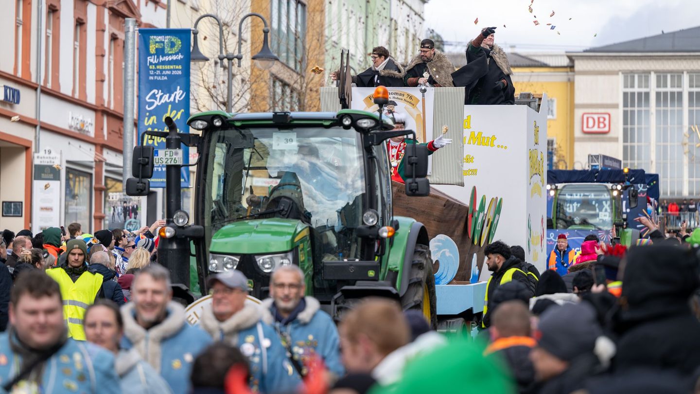 Der Rosenmontagsumzug in Fulda ist mit über 260 Zugnummern der größte in Hessen. Foto: Florian Wiegand/dpa