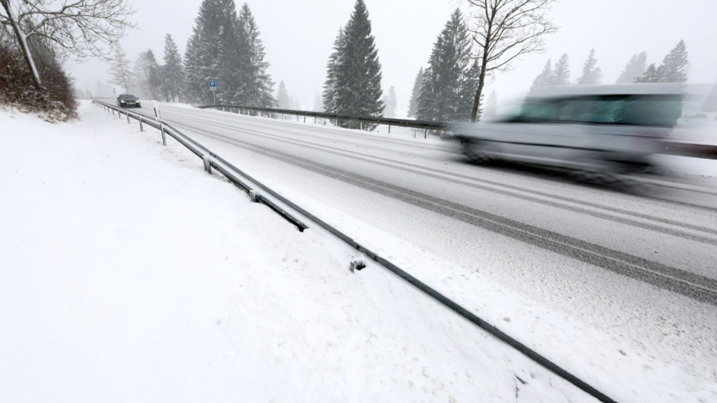 Erneute Schneefälle in Deutschland: Zahlreiche Unfälle und Verkehrsbehinderungen