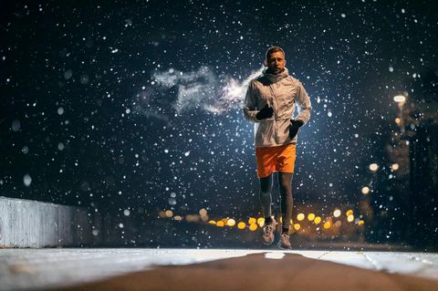 Joggen im Dunkeln: Mann beim Laufen im Winter auf der Straße