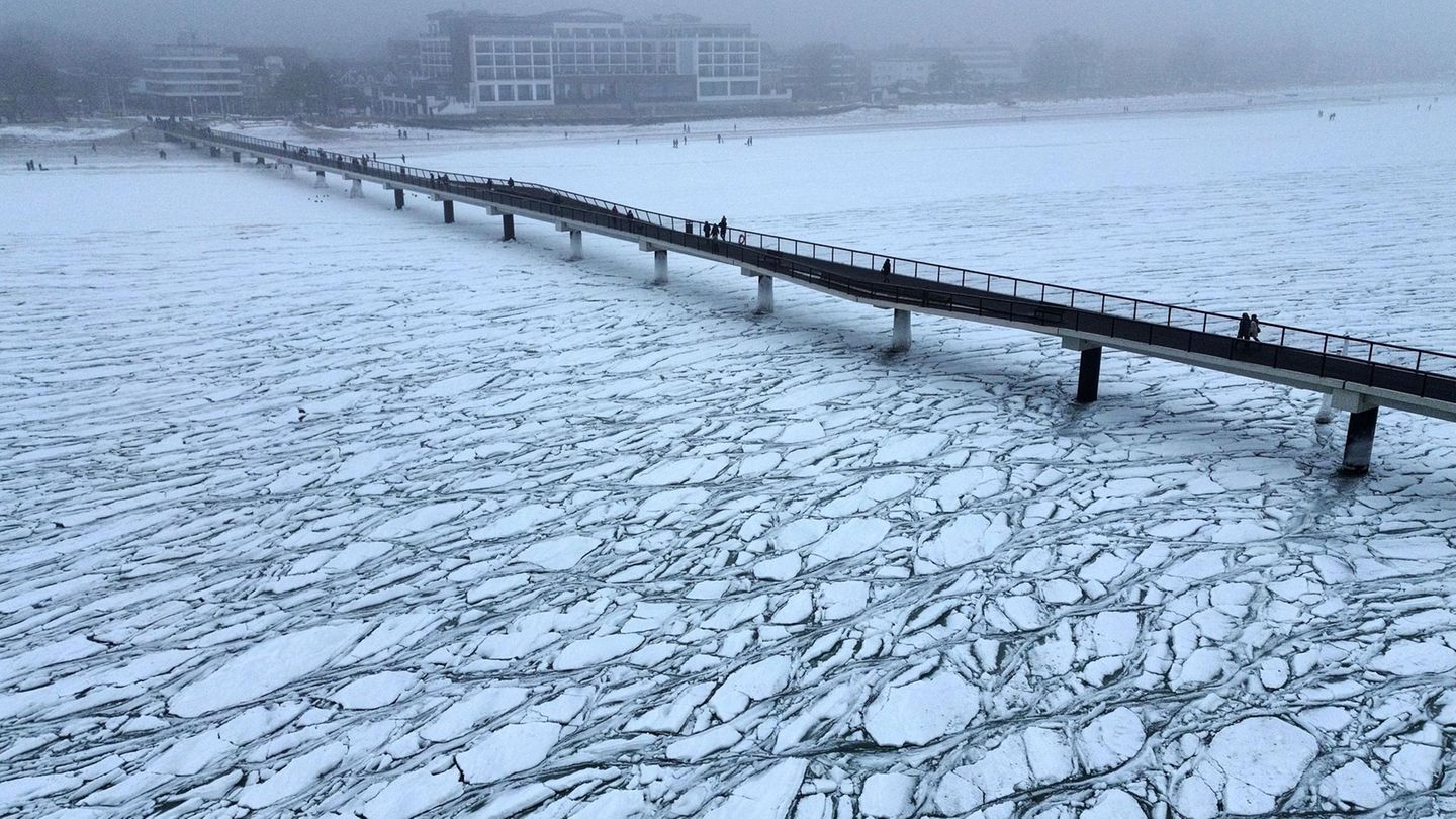 An der Seebrücke Scharbeutz treiben dieser Tage Eisschollen – so zugefroren wie auf diesem Bild vom 7. Februar war es auch rund eine Woche später, als zwei Menschen auf einer Scholle gefangen waren
