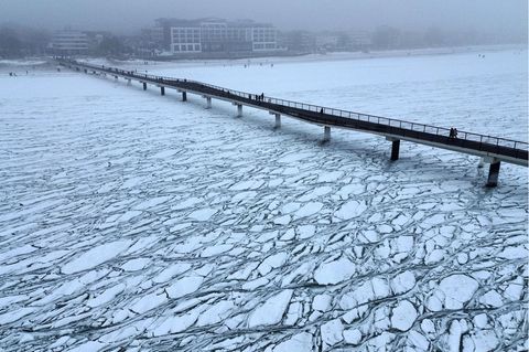 An der Seebrücke Scharbeutz treiben dieser Tage Eisschollen – so zugefroren wie auf diesem Bild vom 7. Februar war es auch rund eine Woche später, als zwei Menschen auf einer Scholle gefangen waren