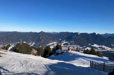 Im Skigebiet Brauneck läuft der Betrieb trotz des Einbruchs gut. (Produktion) Foto: Sabine Dobel/dpa