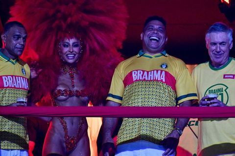 Carlo Ancelotti (r.), Ex-Stürmer Ronaldo und viel nackte Haut: Der Karneval in Rio de Janeiro.