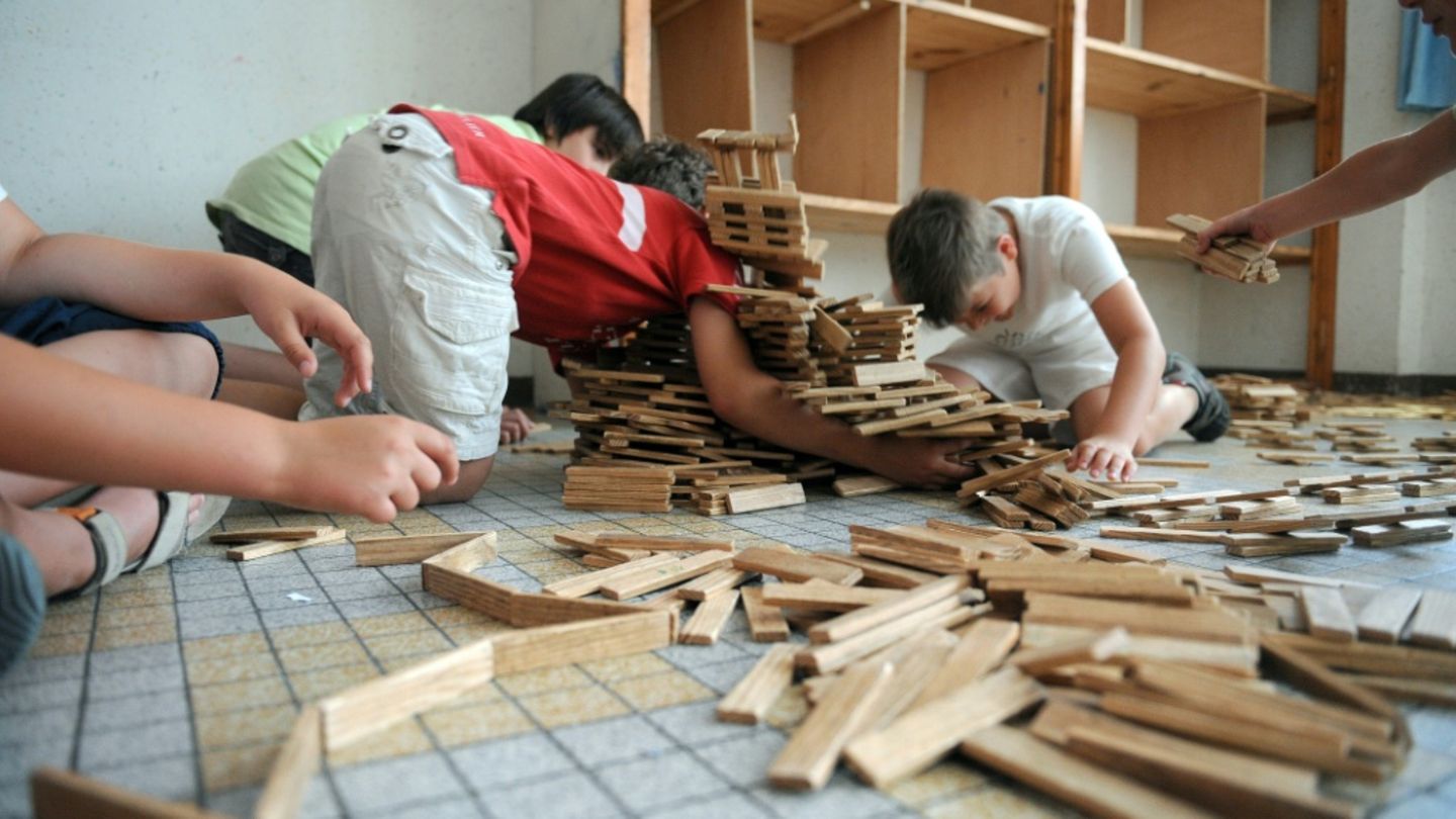 Kinder beim Spiel mit Kapla