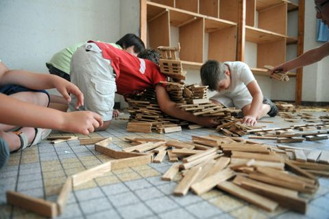 Kinder beim Spiel mit Kapla