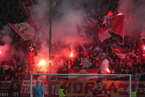 Unerlaubte Pyro im Fritz-Walter-Stadion: Der FCK muss zahlen. (Archivbild) Foto: Thomas Frey/dpa
