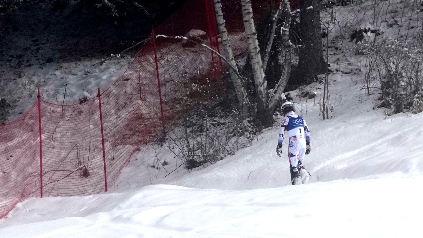 Der norwegische Skirennfahrer Atle Lie McGrath hat im Olympia-Slalom von Bormio ein sportliches Drama erlebt und seinen Gefühlen danach auf ungewöhnliche Art freien Lauf gelassen. Der 25-Jährige ging als Führender mit deutlichem Vorsprung in den zweiten Durchgang, hatte die Goldmedaille vor Augen, fädelte dann allerdings ein und schied aus.  Tief enttäuscht warf McGrath daraufhin erst in hohem Bogen seine Skistöcke weg und stapfte dann zu Fuß los Richtung Wald. Der Skandinavier lief einmal quer über die Piste, passierte die Streckenbegrenzung, ging weiter und weiter – und ließ sich schließlich in der Nähe von ein paar Bäumen in den Schnee fallen.