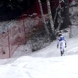 Der norwegische Skirennfahrer Atle Lie McGrath hat im Olympia-Slalom von Bormio ein sportliches Drama erlebt und seinen Gefühlen danach auf ungewöhnliche Art freien Lauf gelassen. Der 25-Jährige ging als Führender mit deutlichem Vorsprung in den zweiten Durchgang, hatte die Goldmedaille vor Augen, fädelte dann allerdings ein und schied aus.  Tief enttäuscht warf McGrath daraufhin erst in hohem Bogen seine Skistöcke weg und stapfte dann zu Fuß los Richtung Wald. Der Skandinavier lief einmal quer über die Piste, passierte die Streckenbegrenzung, ging weiter und weiter – und ließ sich schließlich in der Nähe von ein paar Bäumen in den Schnee fallen.