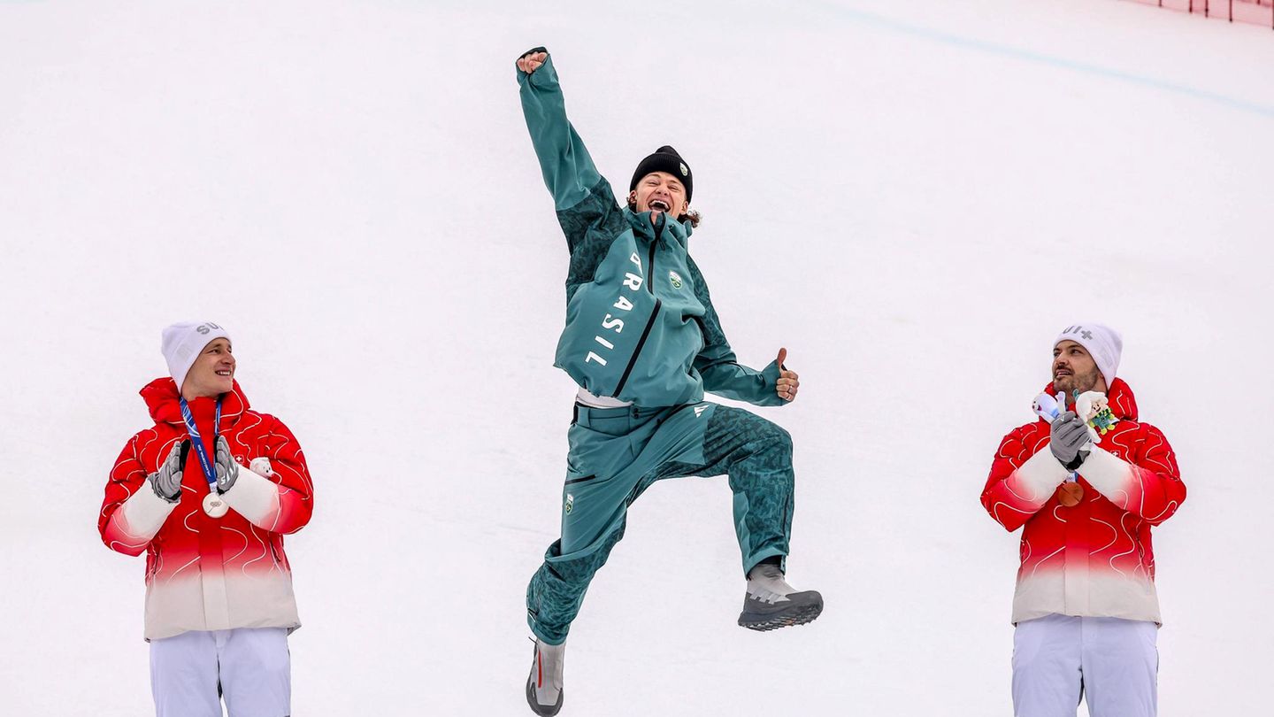 Brasilien feiert die erste Medaille bei Winterspielen – und sie glänzt gleich golden. Lucas Pinheiro Braathen hat den Riesenslalom gewonnen. Der 25 Jahre alte Norweger, der seit Oktober 2024 für das Heimatland seiner Mutter startet, siegte klar vor zwei Schweizern: Peking-Olympiasieger Marco Odermatt (+0,58 Sekunden) und Slalom-Weltmeister Loic Meillard (+1,17).